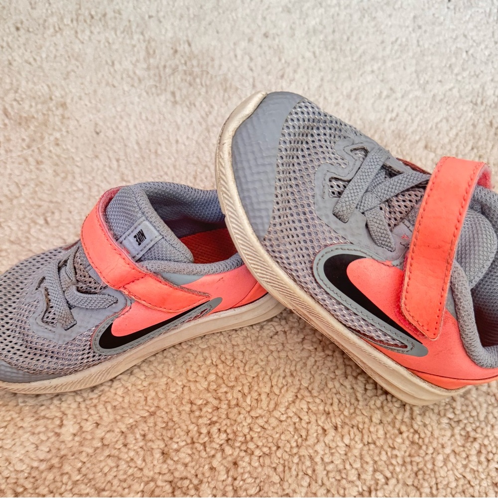 Nike Toddler Sneakers in Gray and Coral 7C